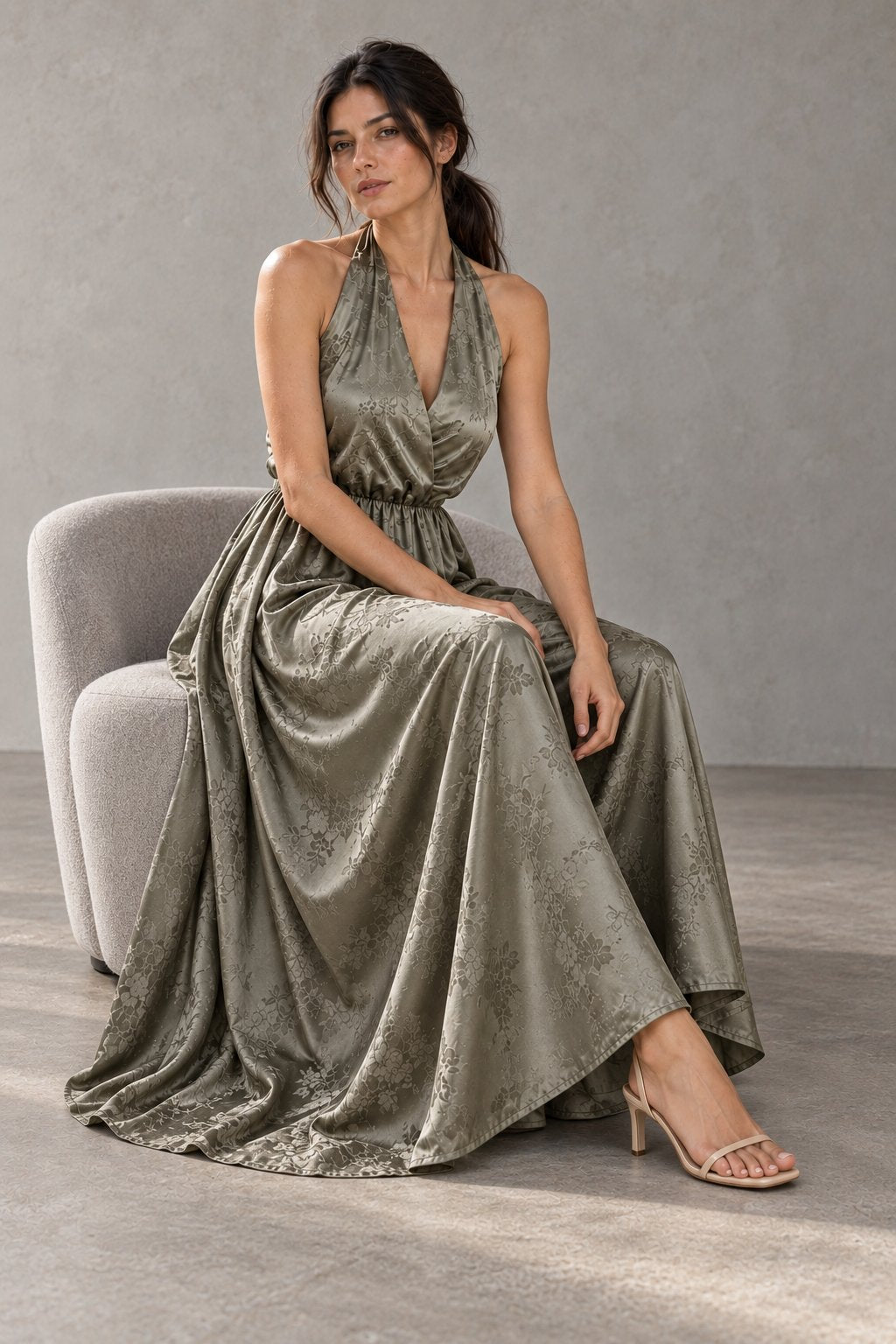 Robe longue satinée col halter