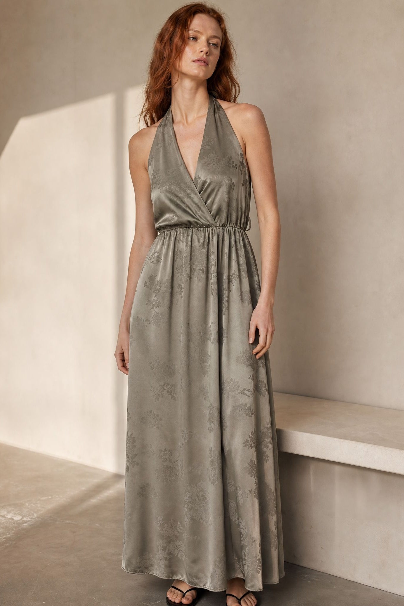 Robe longue satinée col halter
