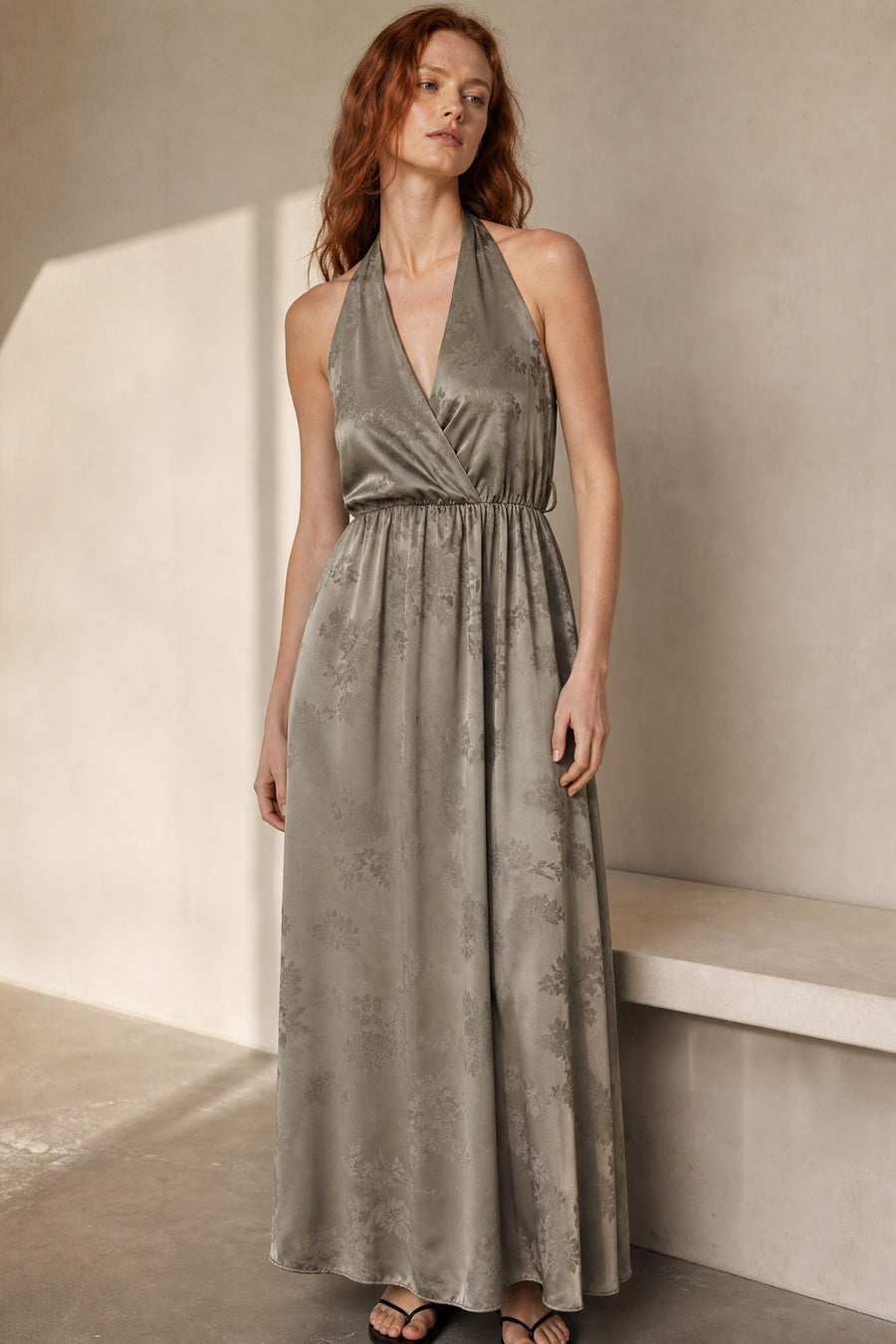Robe longue satinée col halter