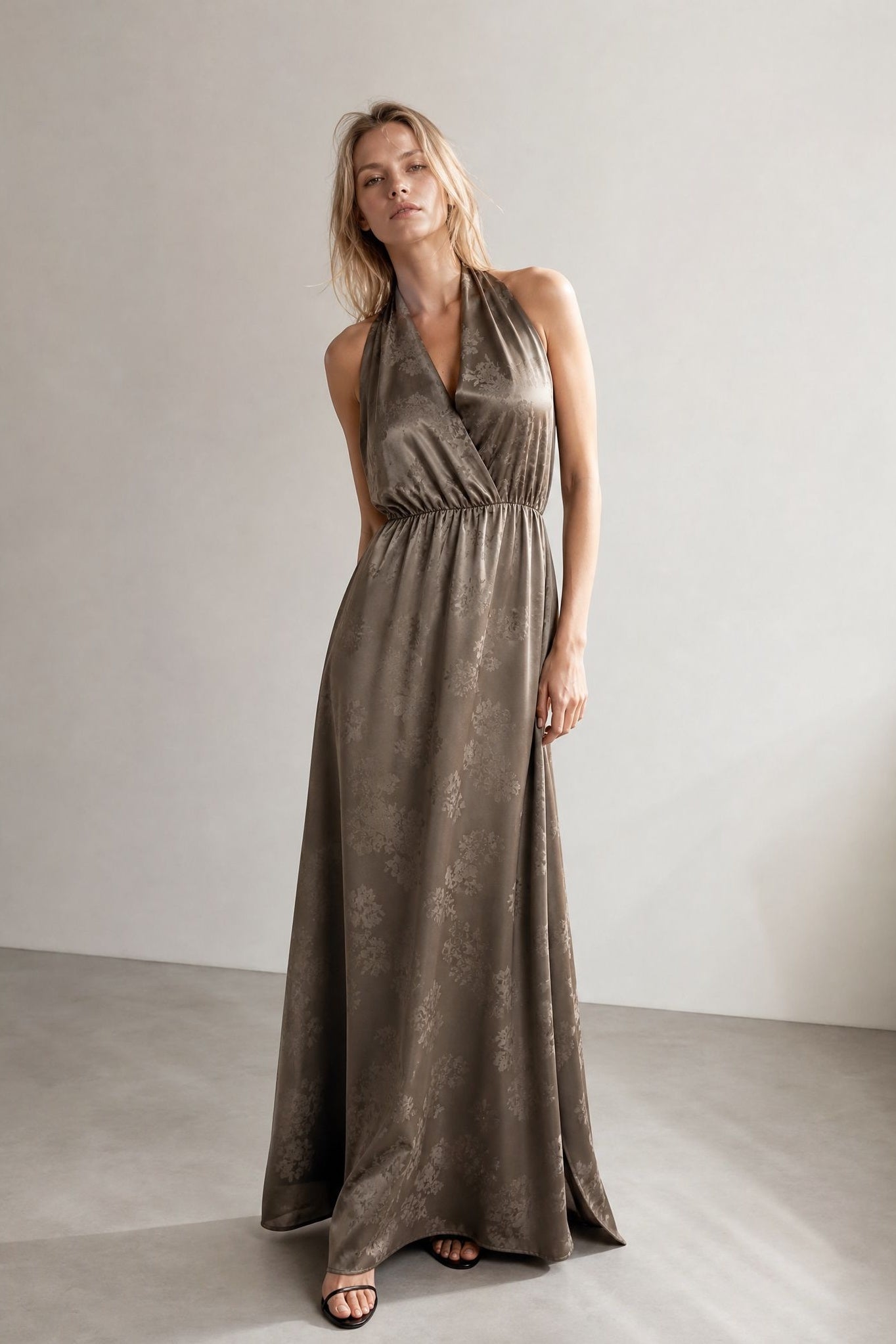 Robe longue satinée col halter