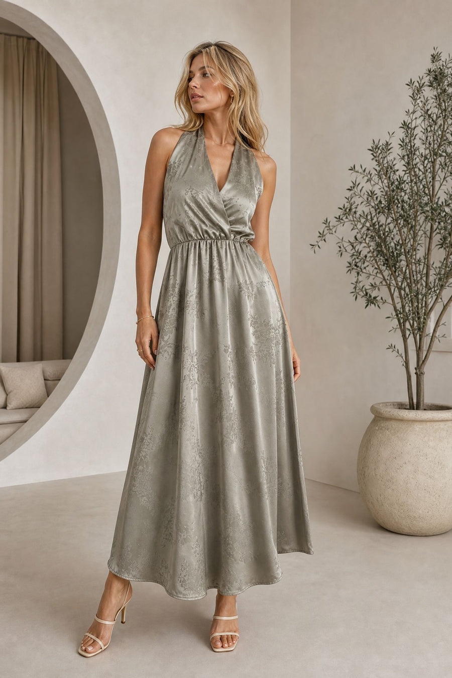Robe longue satinée col halter