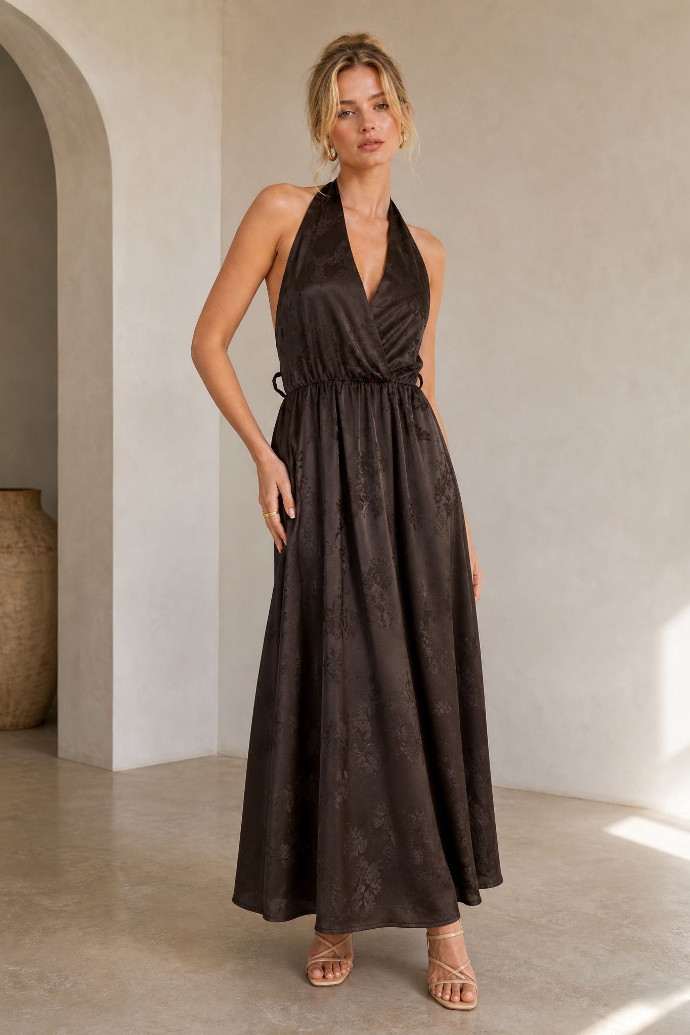 Robe longue satinée col halter