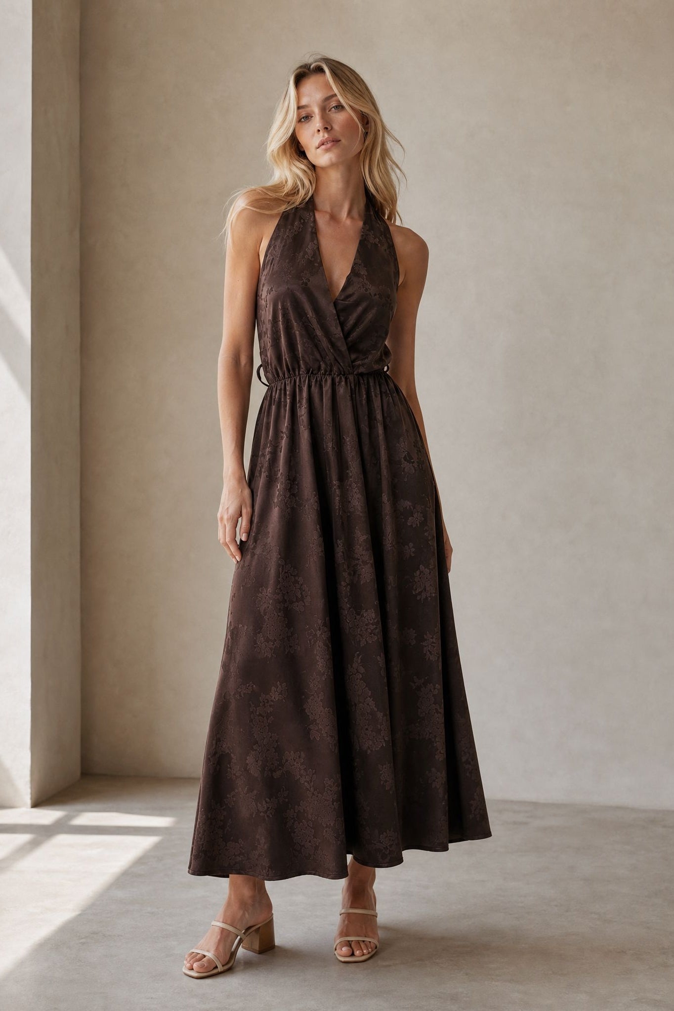 Robe longue satinée col halter