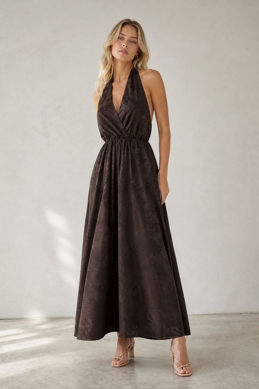 Robe longue satinée col halter