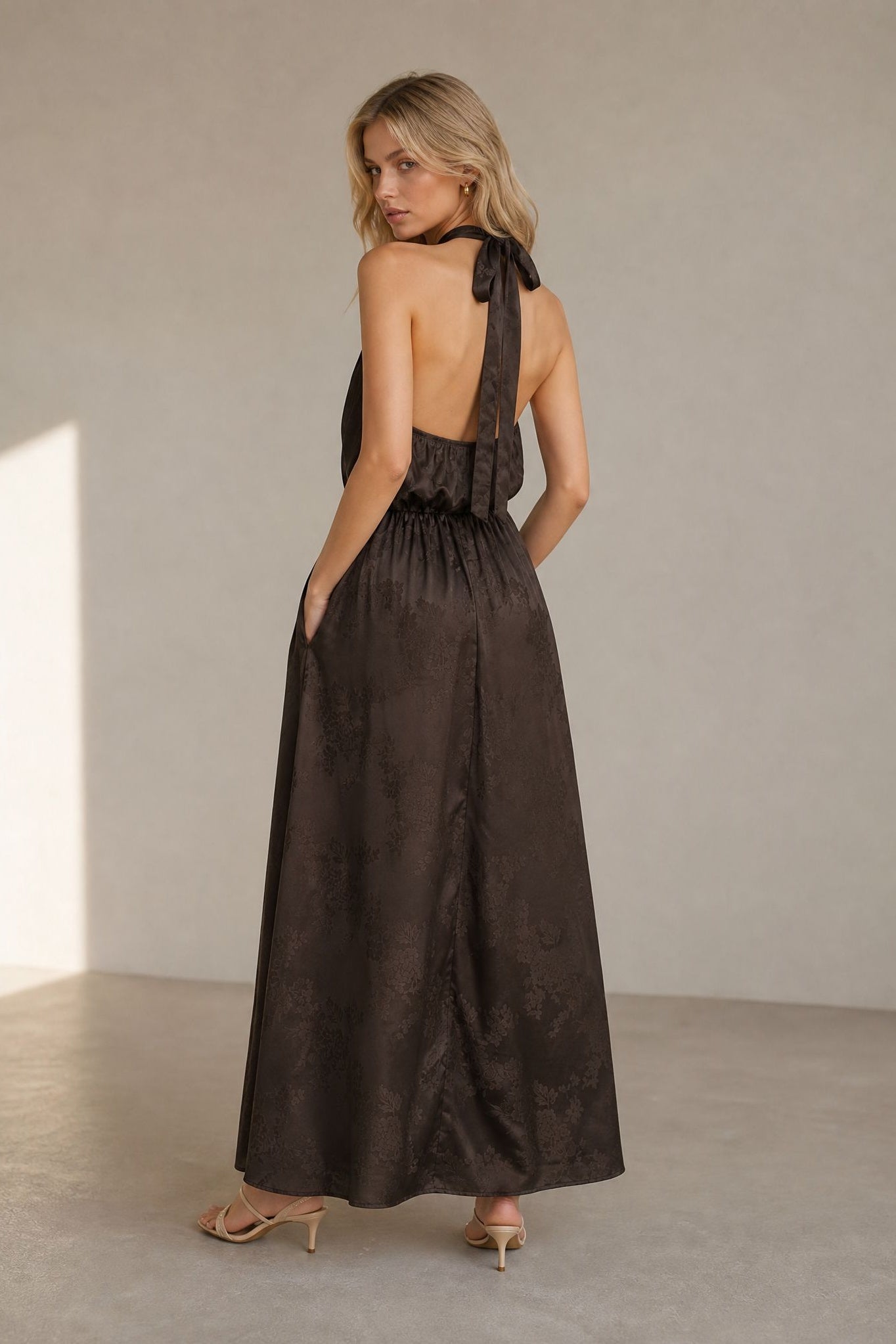 Robe longue satinée col halter