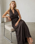 Robe longue satinée col halter