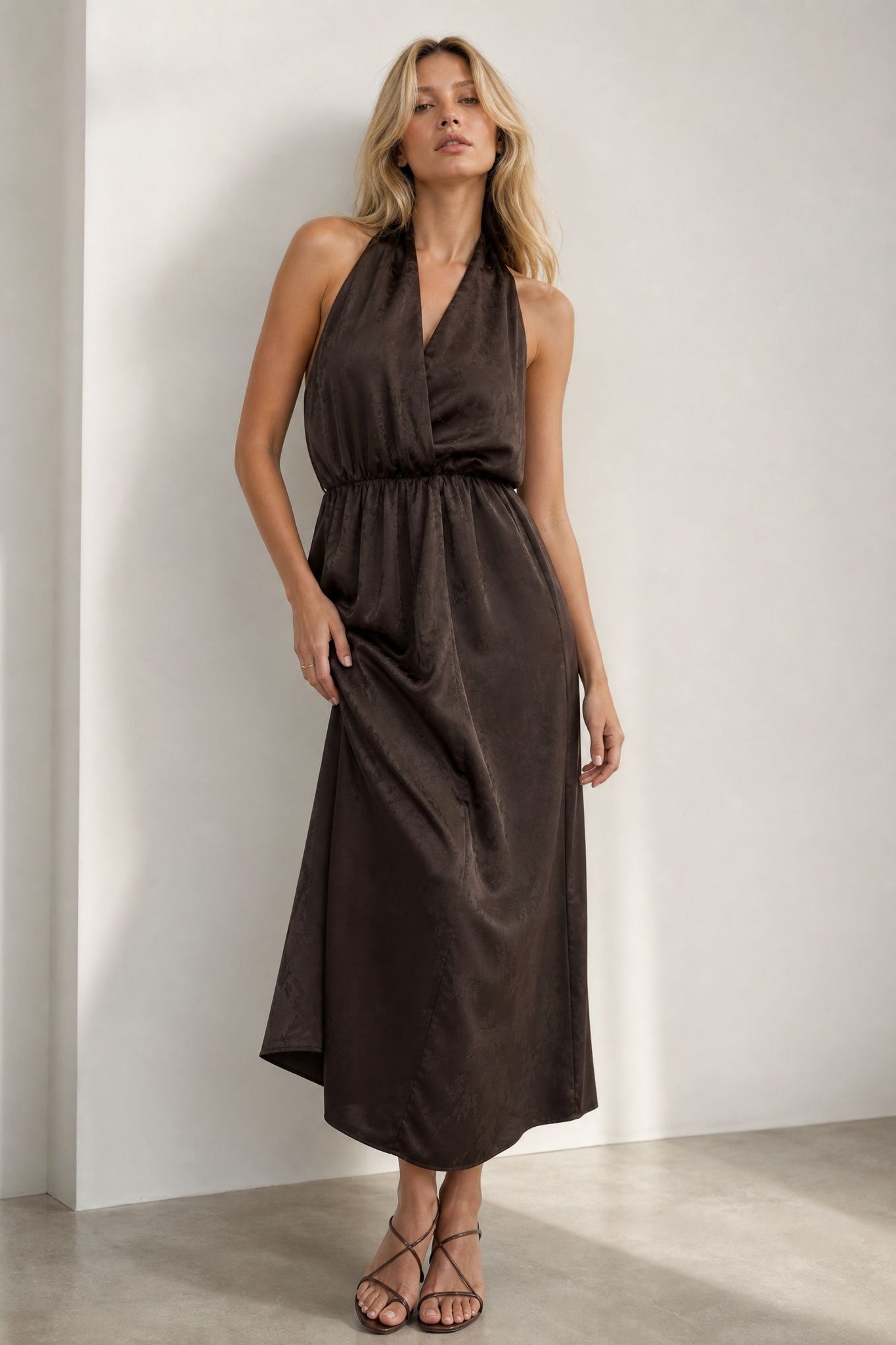 Robe longue satinée col halter