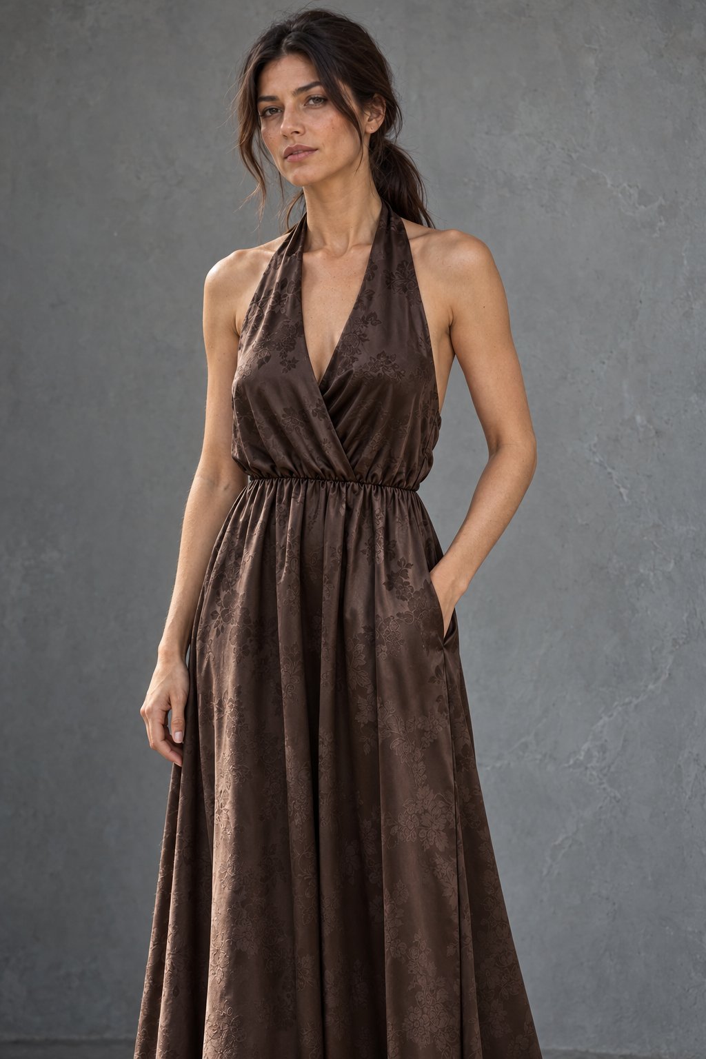 Robe longue satinée col halter