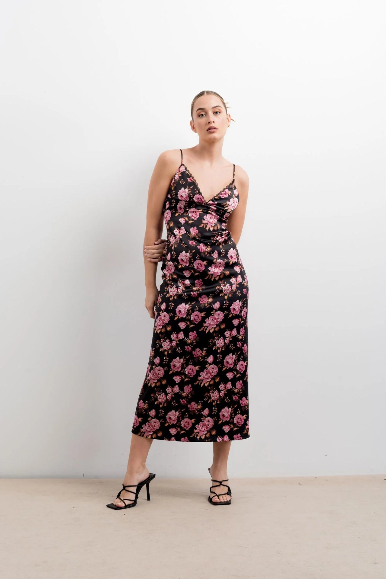 Robe longue satinée noire à fleurs roses et dentelle, midi avec fines bretelles