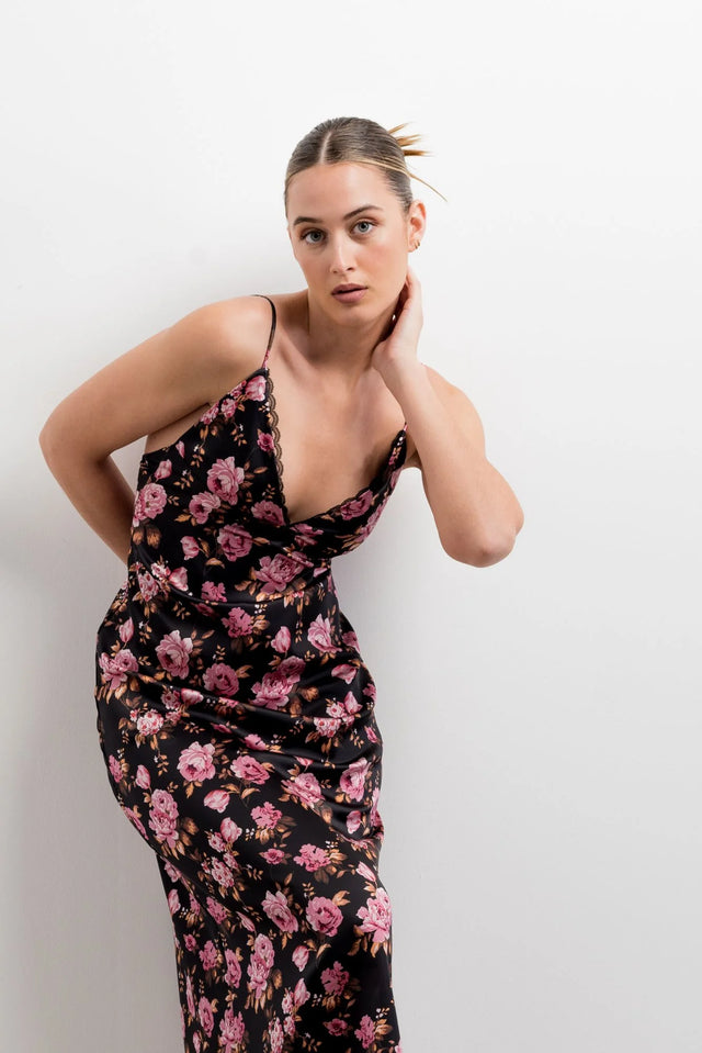 Robe longue satinée noire à fleurs roses avec dentelle, élégante robe longue satinée