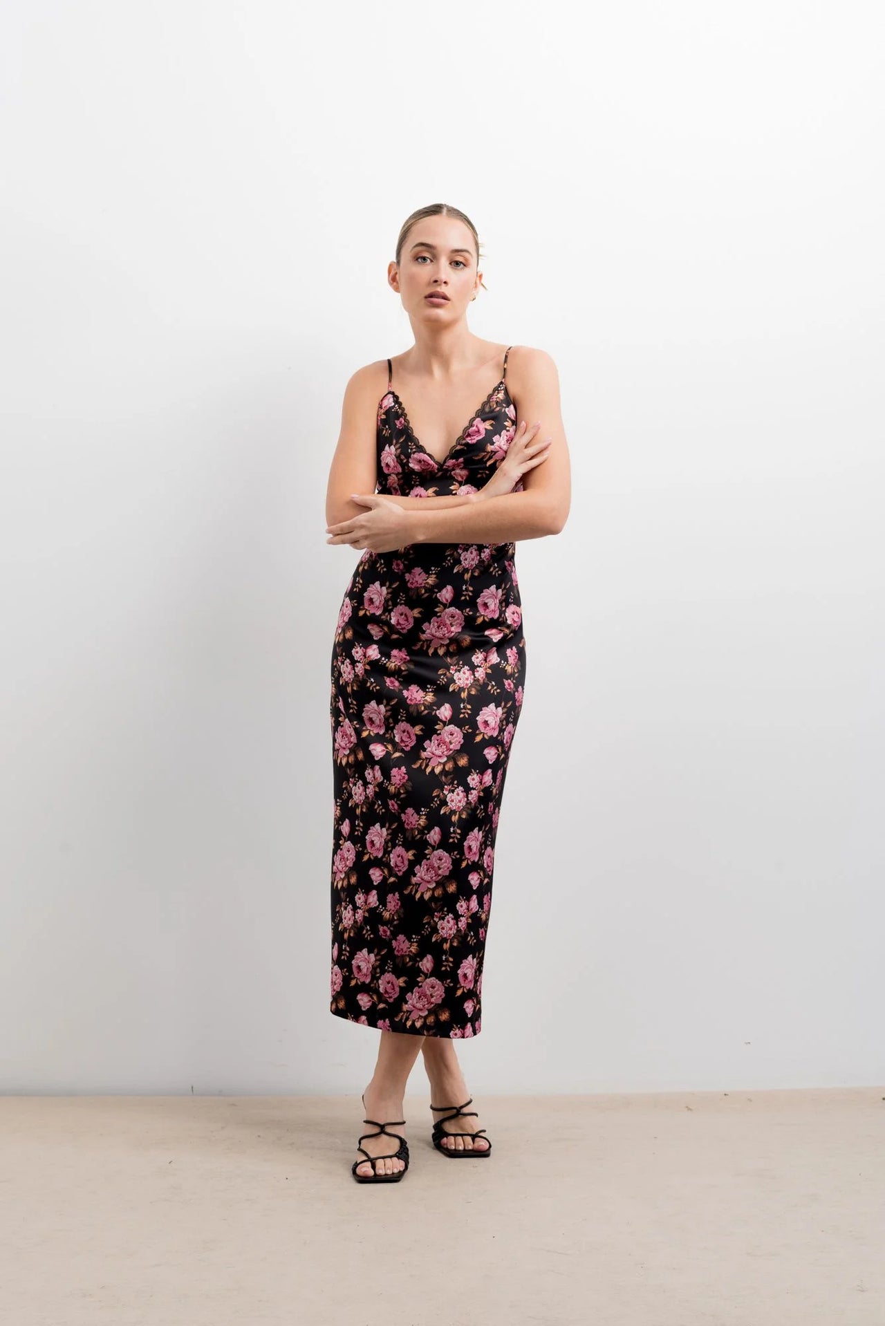 Robe longue satinée noire à fleurs roses avec dentelle, élégante robe longue féminine