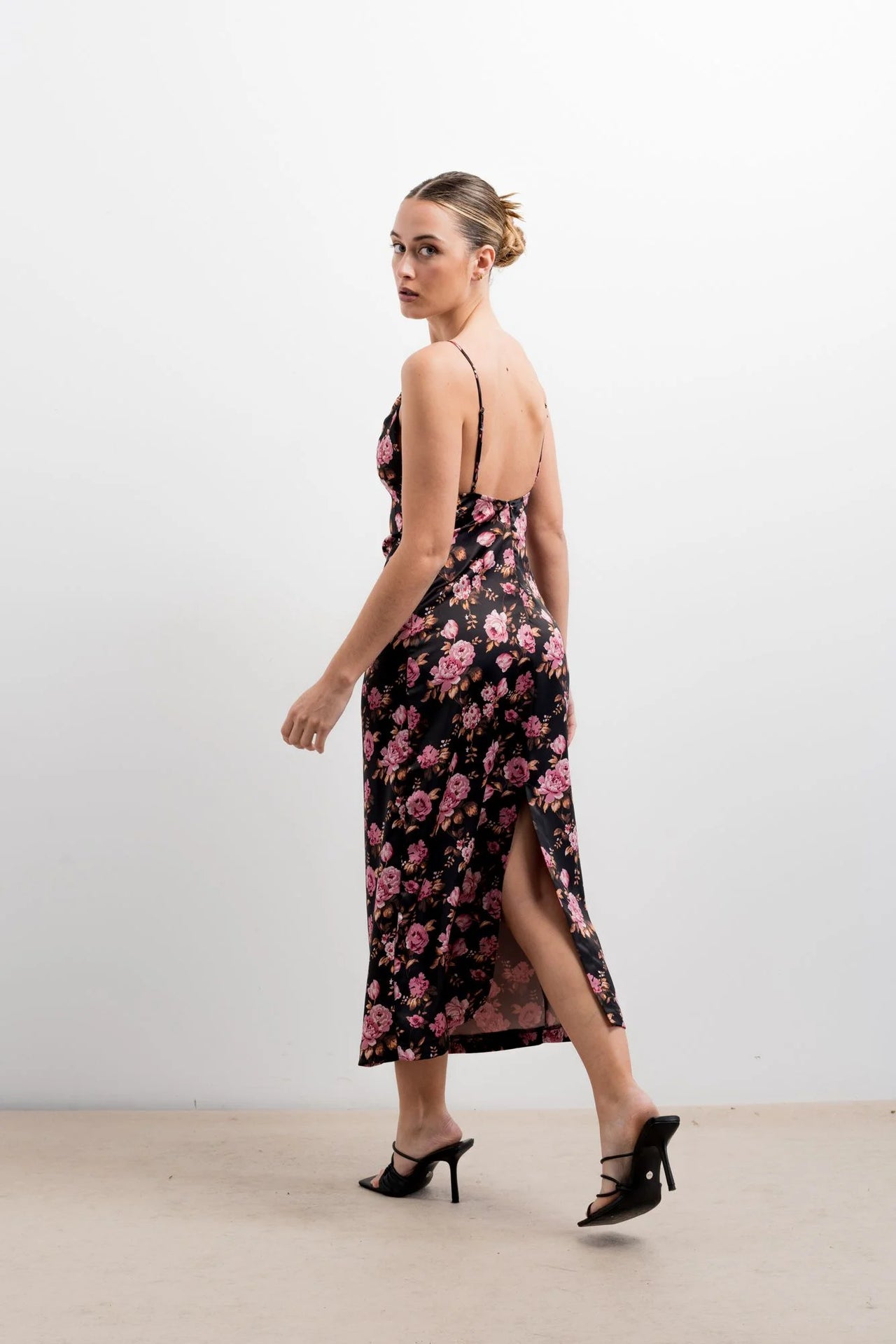 Robe longue satinée noire à fleurs roses avec dentelle et fente latérale élégante
