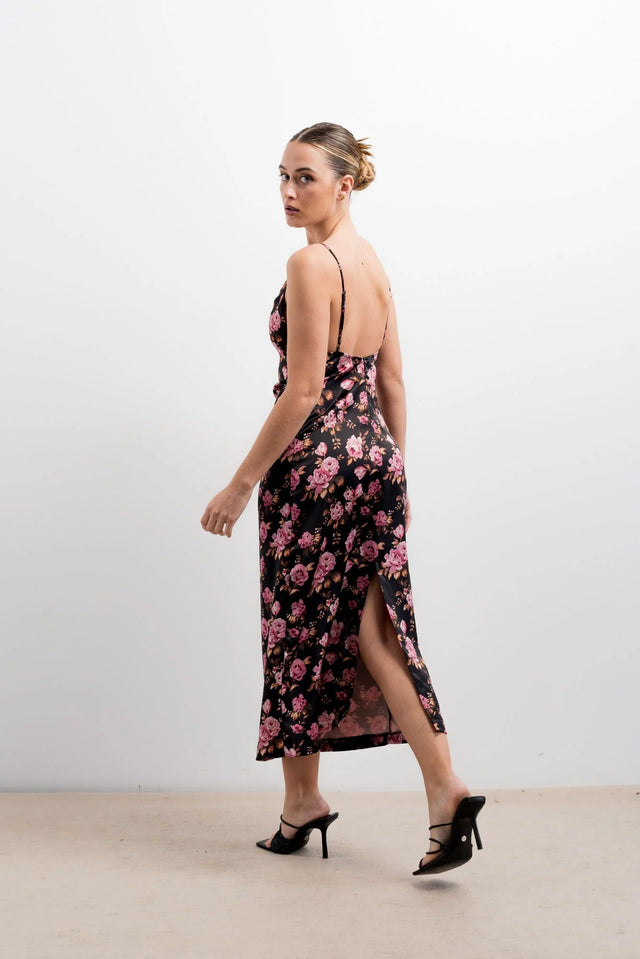 Robe longue satinée noire à fleurs roses avec dentelle et fente latérale élégante