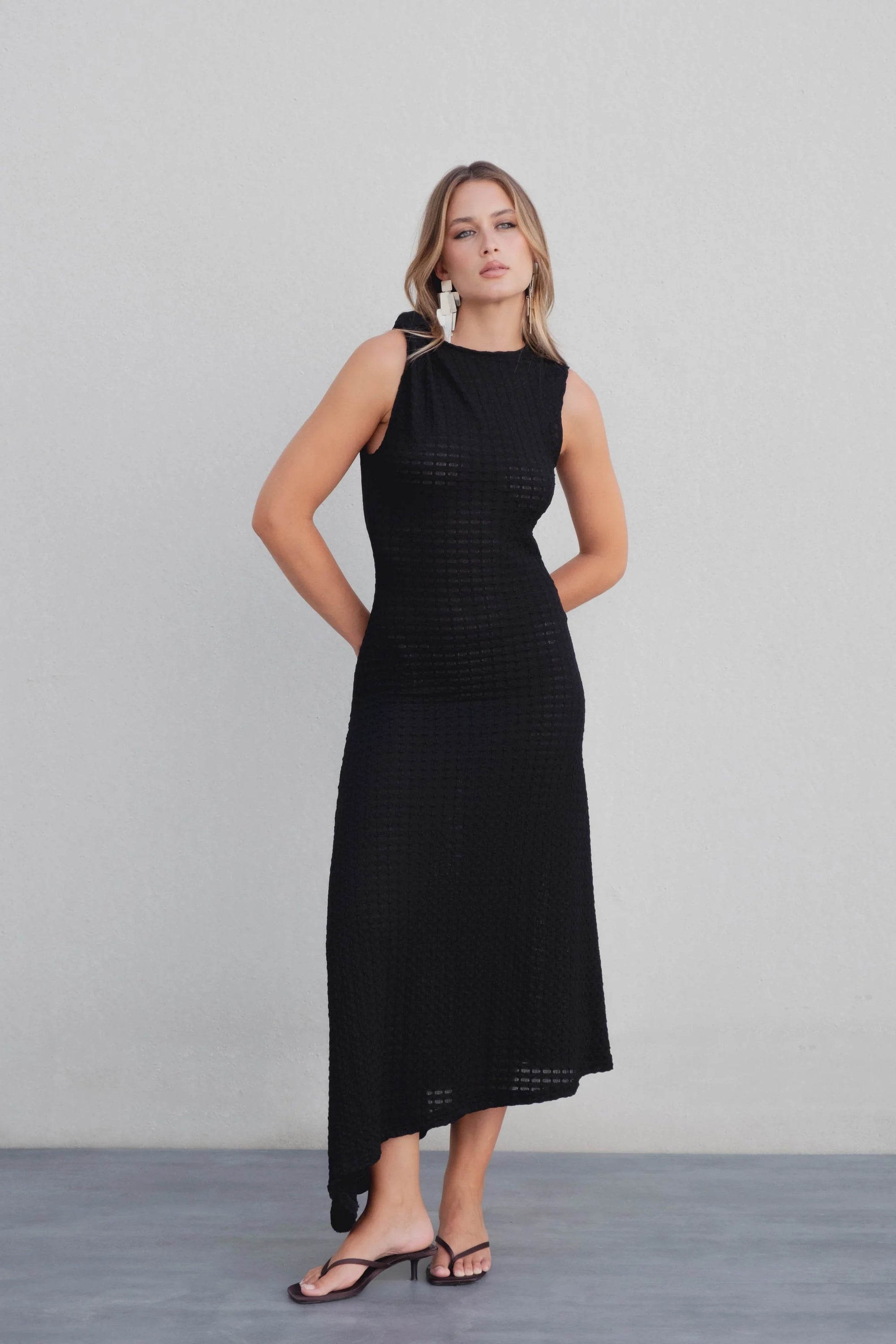 Robe en maille noire asymétrique à une épaule Sapiato