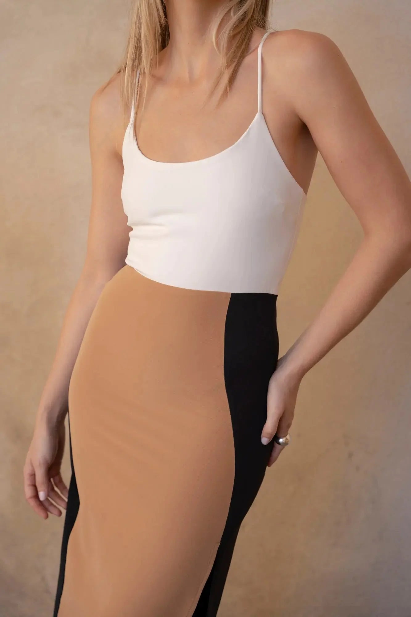Zoom sur la robe marron femme midi bicolore à bretelles, mettant en avant les détails de la coupe et des couleurs.