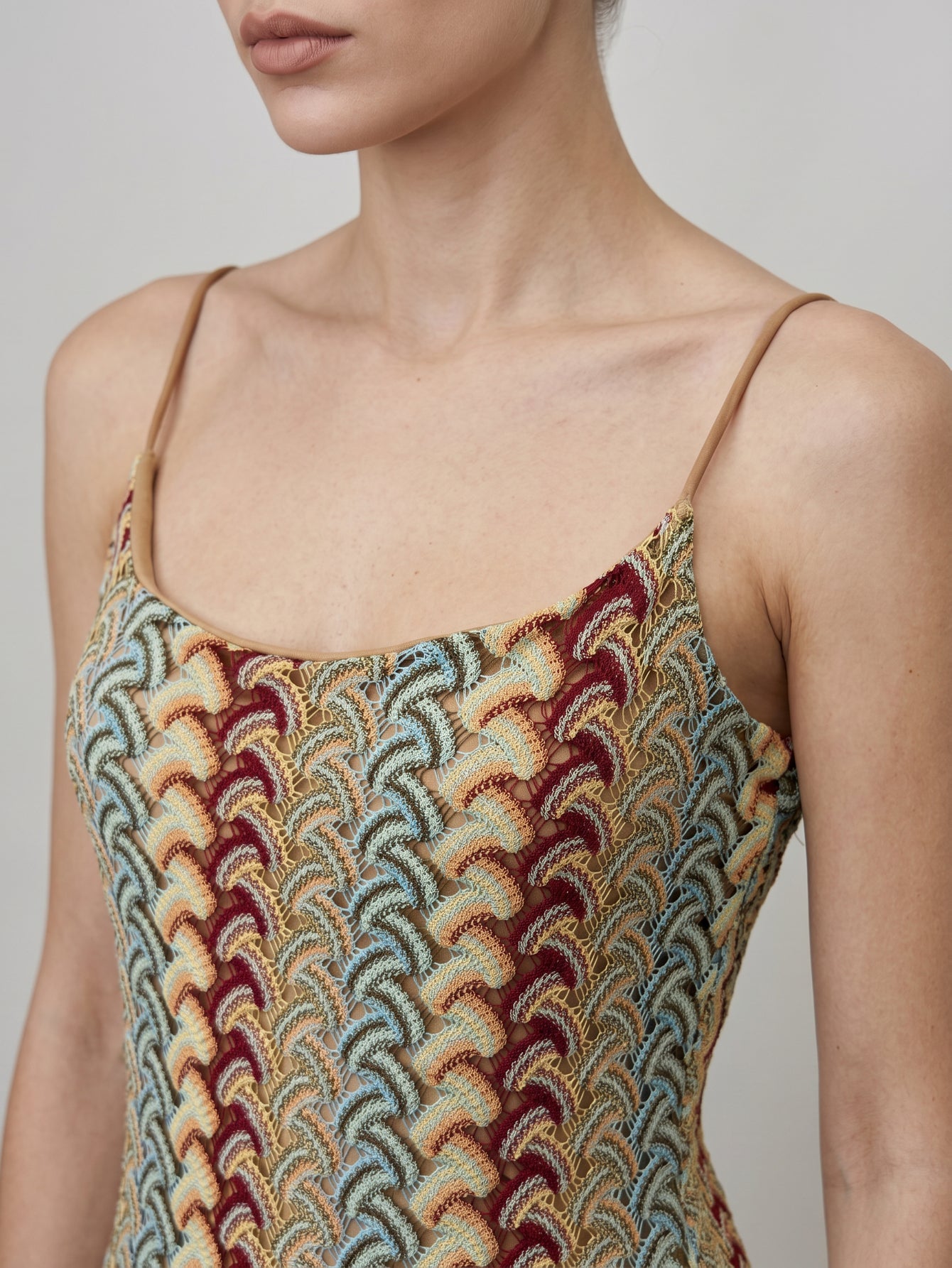 Détail encolure arrondie et bretelles fines
