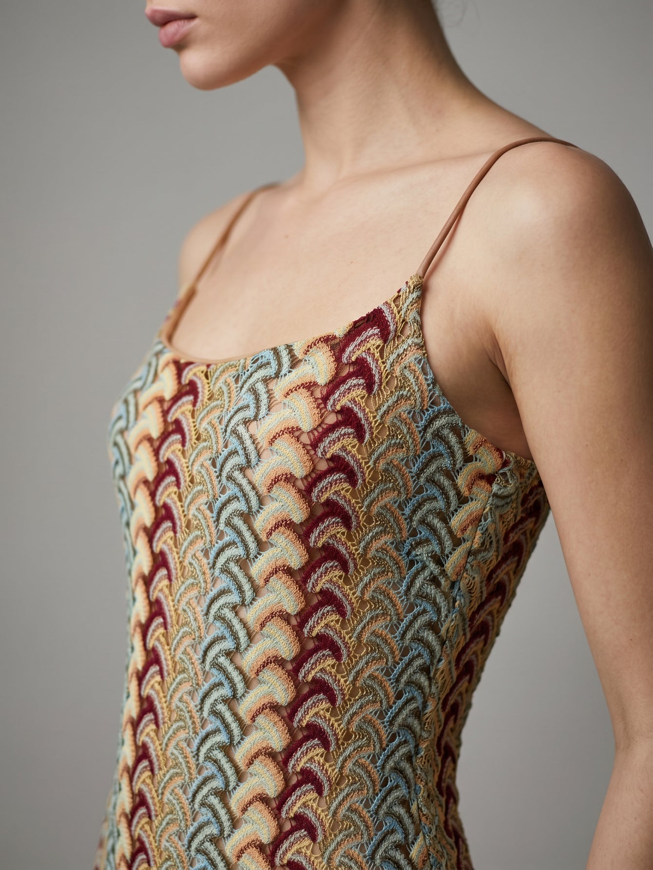 Gros plan maille crochet motif ondulé multicolore