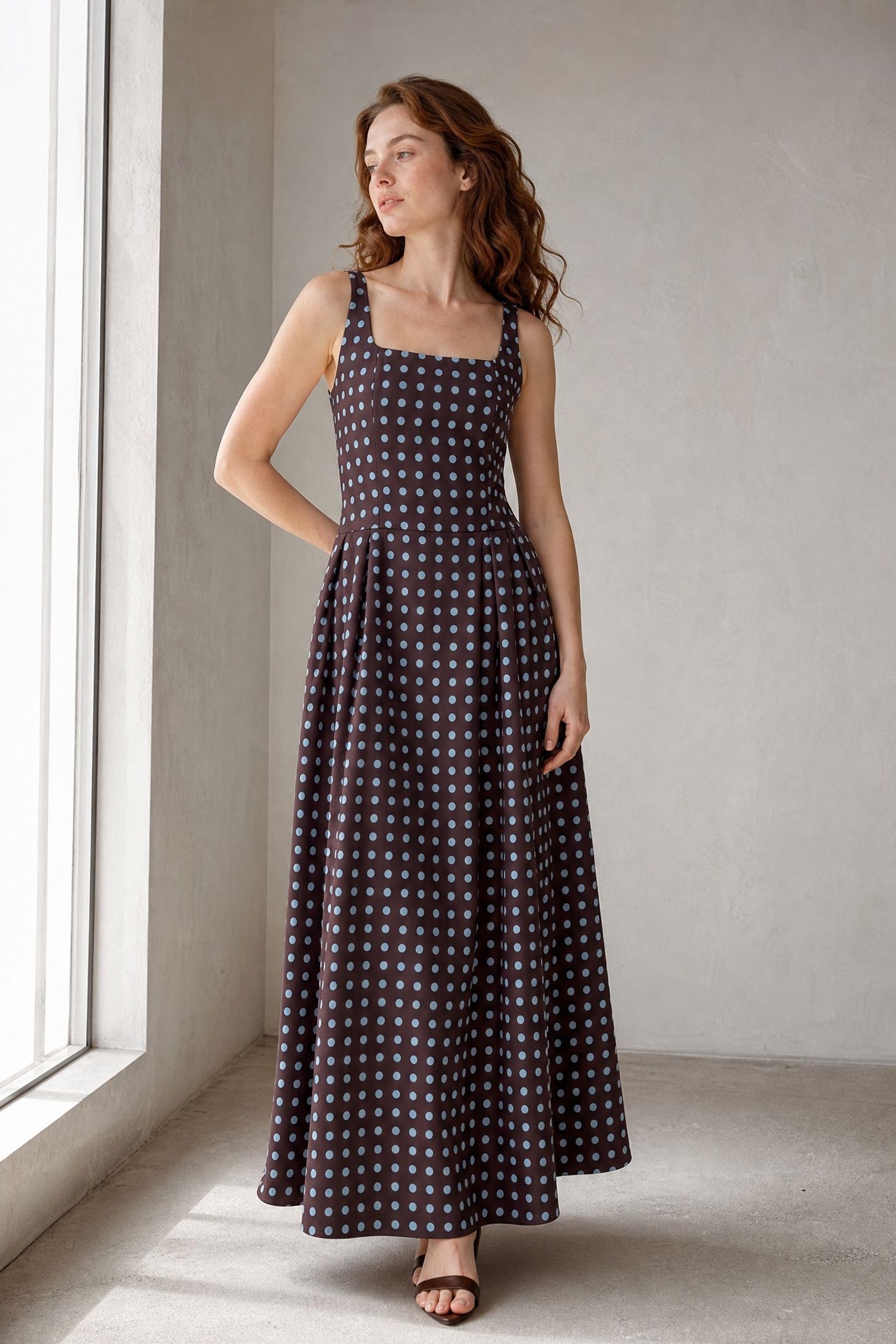 Robe maxi marron à pois col carré