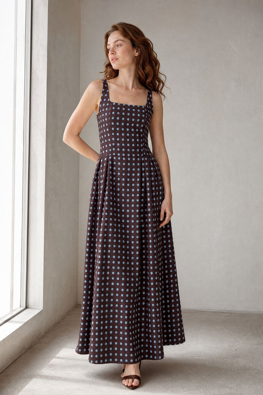 Robe maxi marron à pois col carré