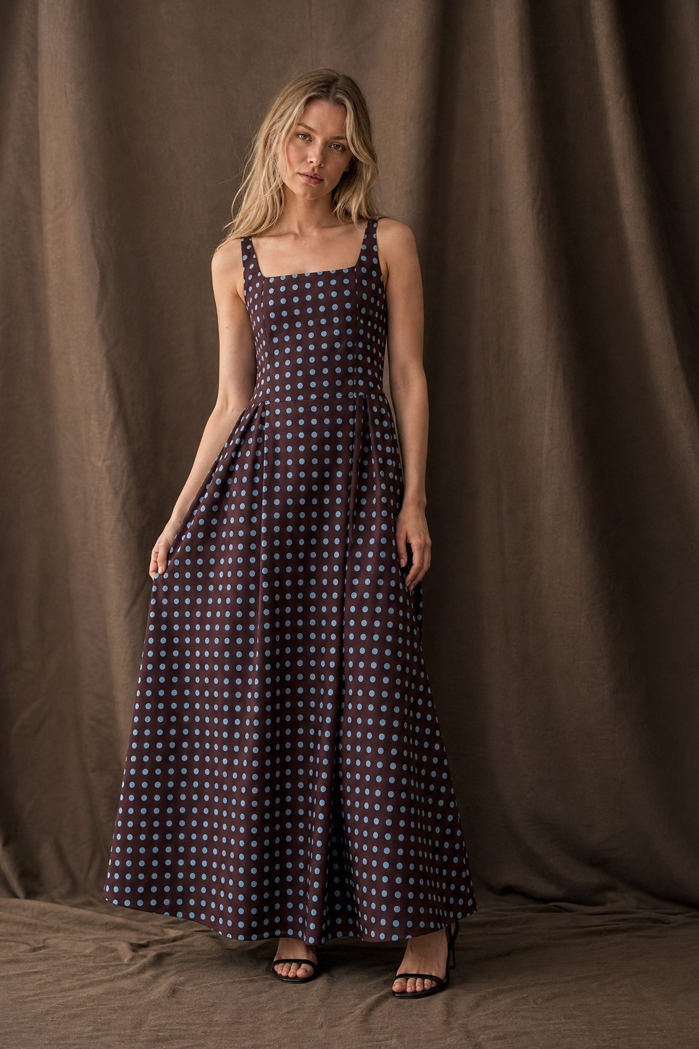 Robe maxi marron à pois col carré