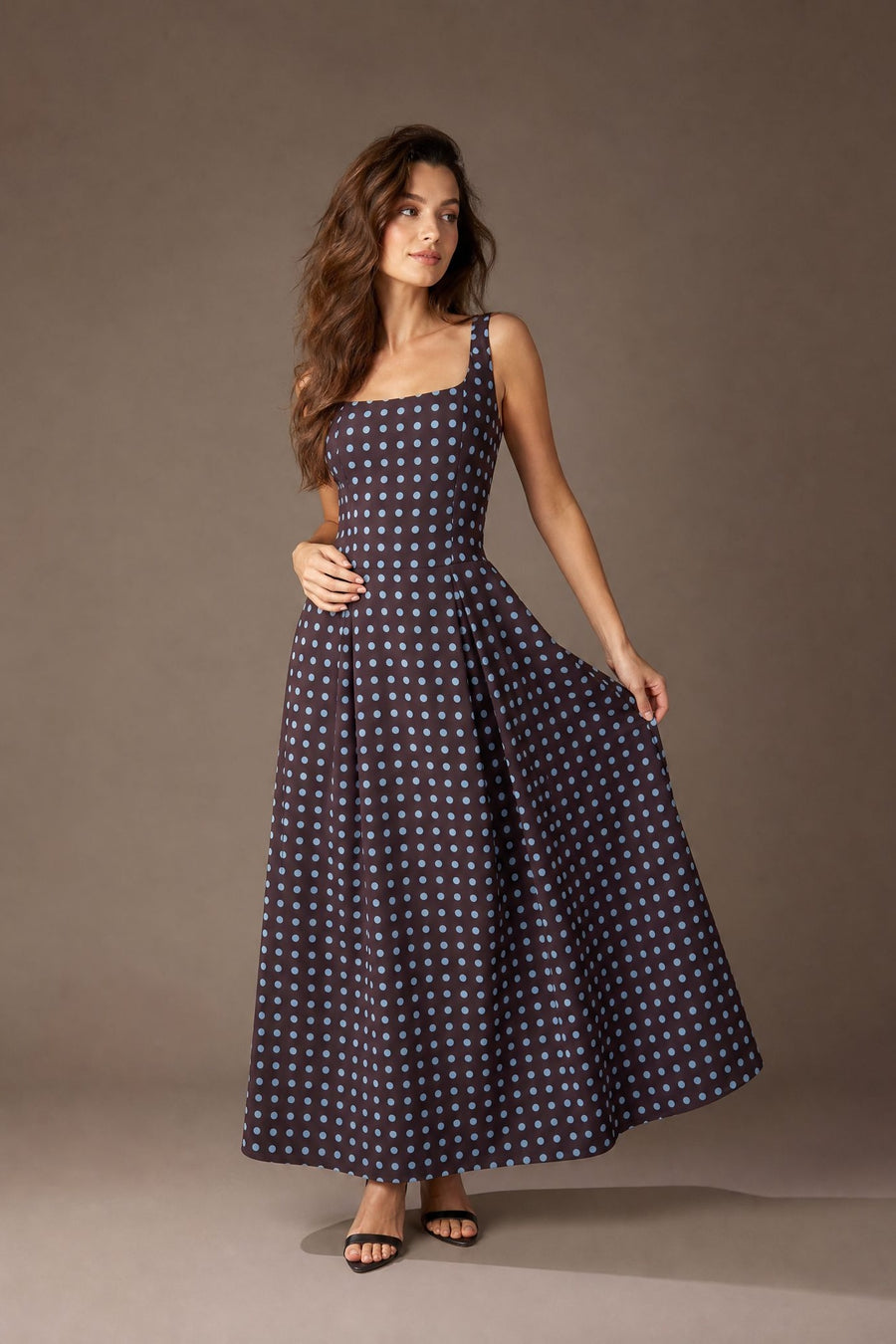 Robe maxi marron à pois col carré