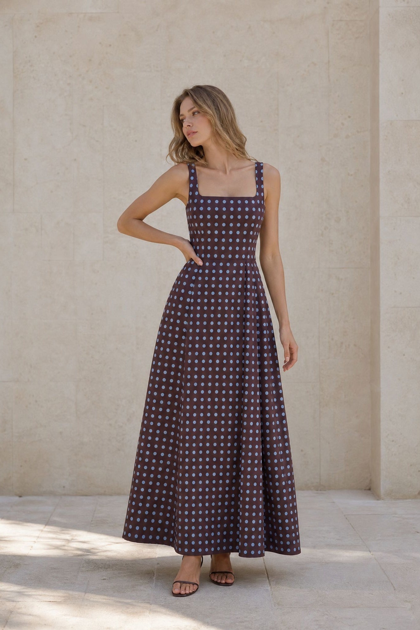 Robe maxi marron à pois col carré
