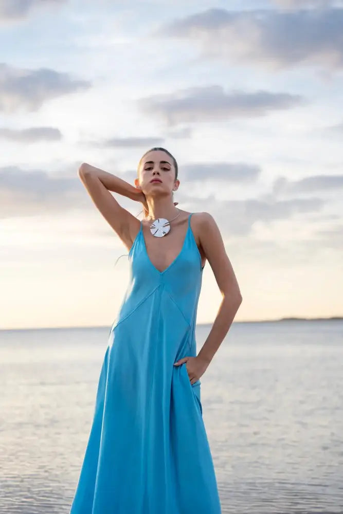 Robe midi à bretelles légères en bleu pastel, femme portant une robe d’été élégante