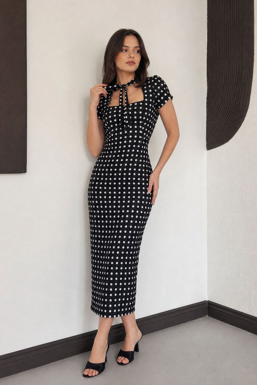 Robe midi à pois col carré