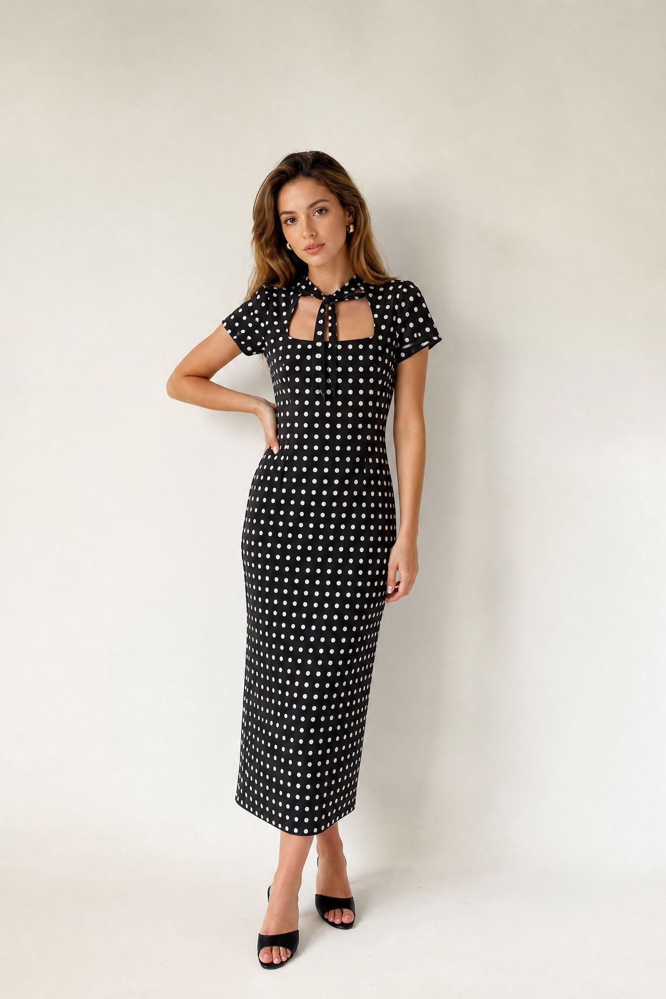 Robe midi à pois col carré