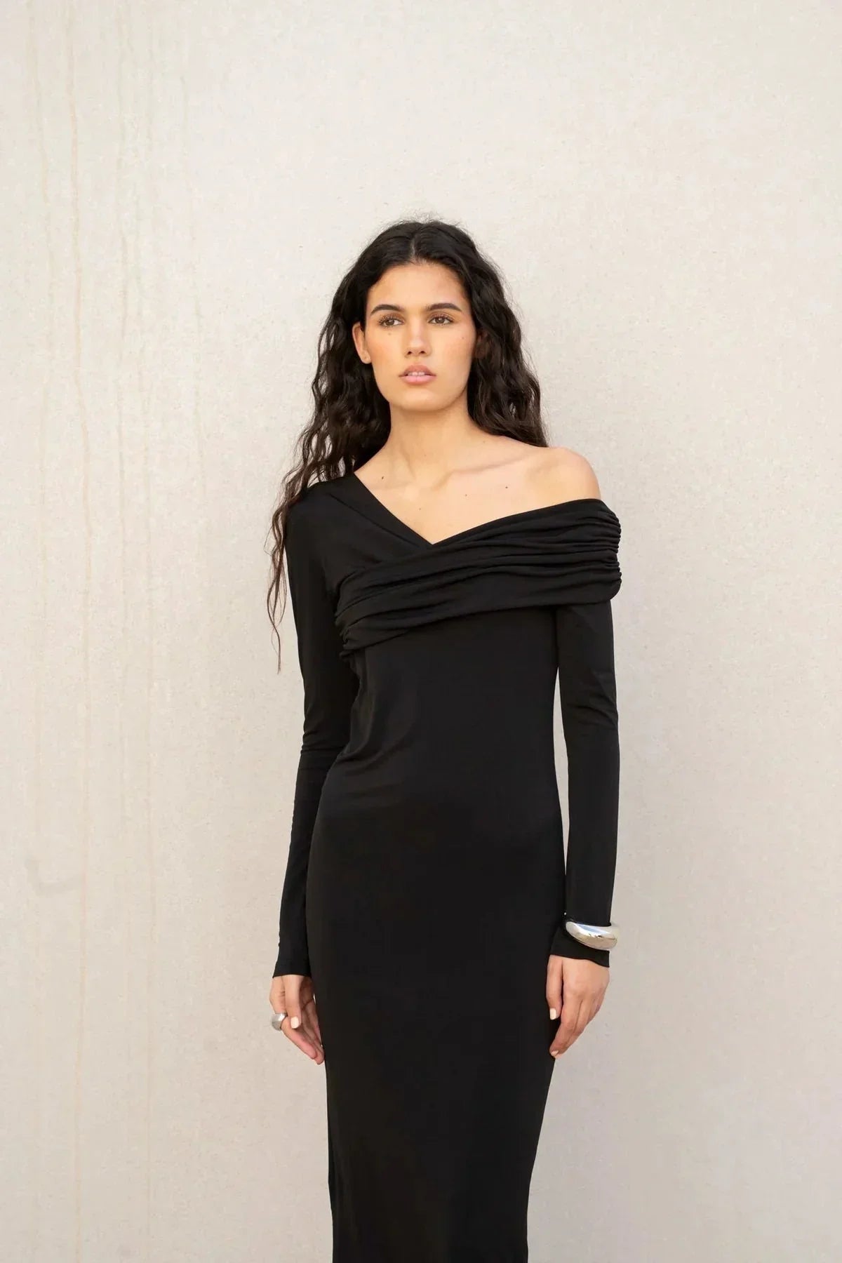 Robe asymétrique noire à manches longues avec détail ruché, parfaite pour élégance