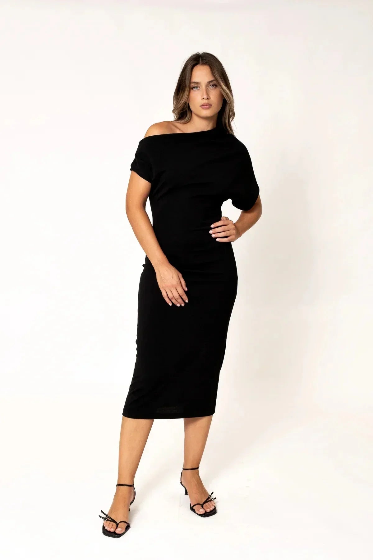 Robe midi asymétrique pour soirée noire, robe midi courte à épaules dénudées
