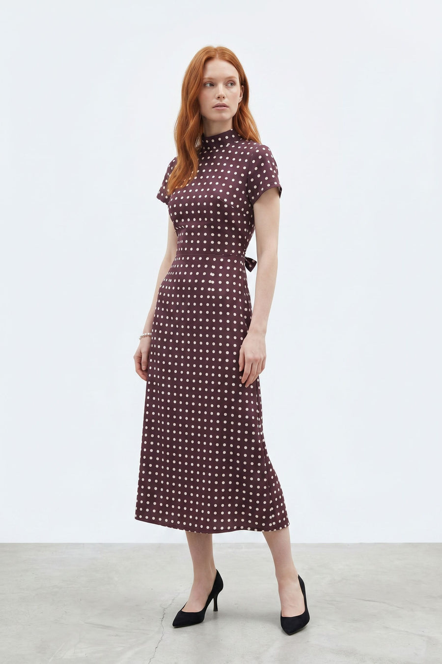 Robe midi bordeaux à pois col montant noué
