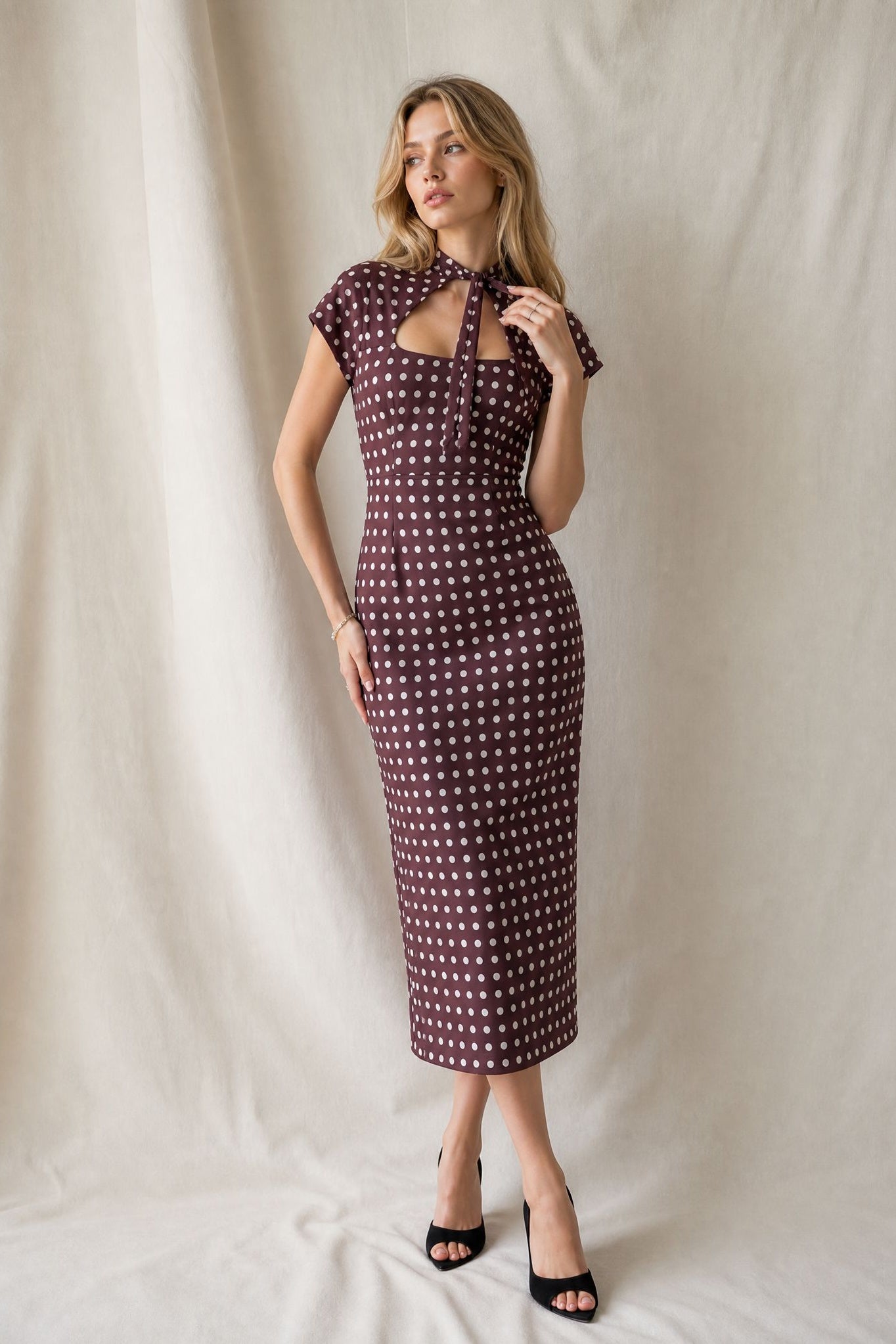 Robe midi bordeaux à pois col montant noué