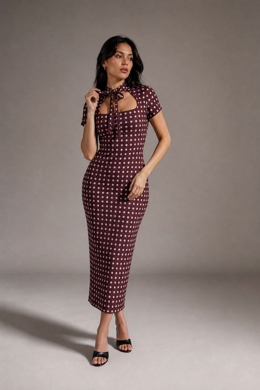 Robe midi bordeaux à pois col montant noué