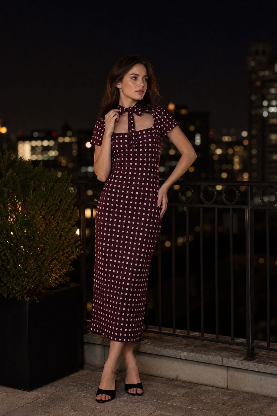 Robe midi bordeaux à pois col montant noué