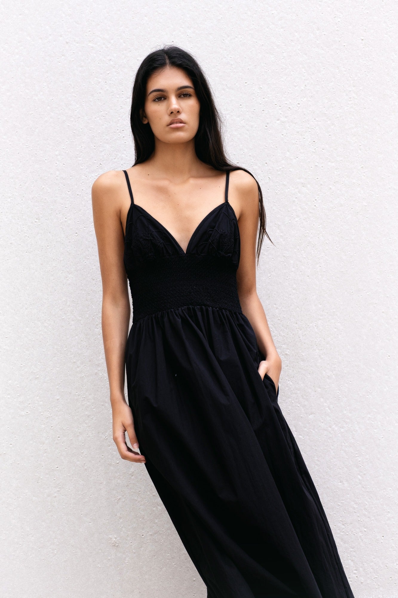 Robe midi noire fluide – Fines bretelles et taille smockée Sapiato