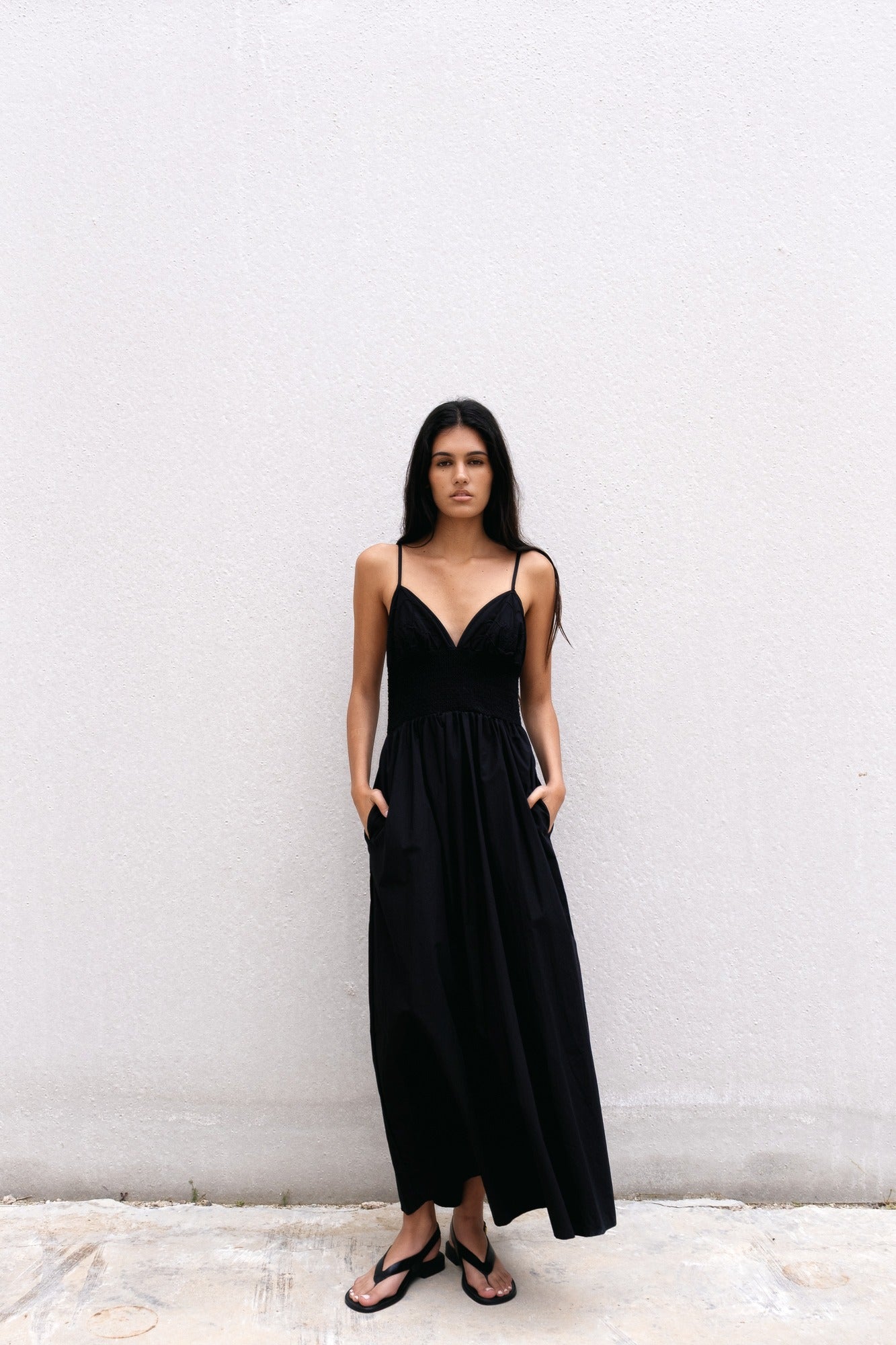 Robe midi noire fluide – Fines bretelles et taille smockée Sapiato