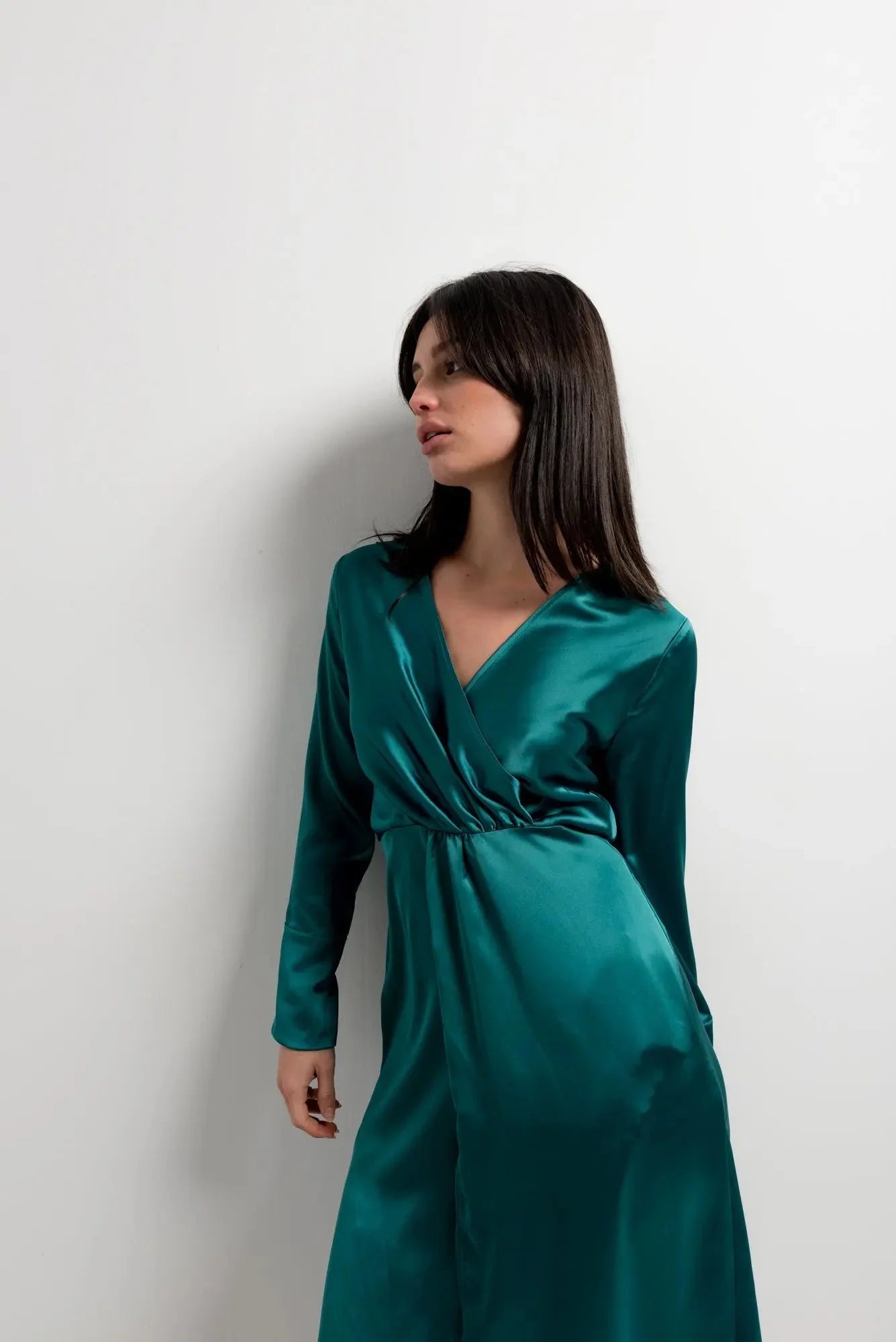 Robe midi croisée en satin teal, élégante et confortable, pour un look sophistiqué