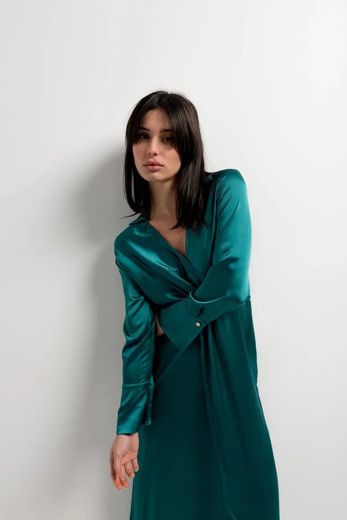 Robe midi croisée en satin teal avec manches longues et décolleté en V pour élégance