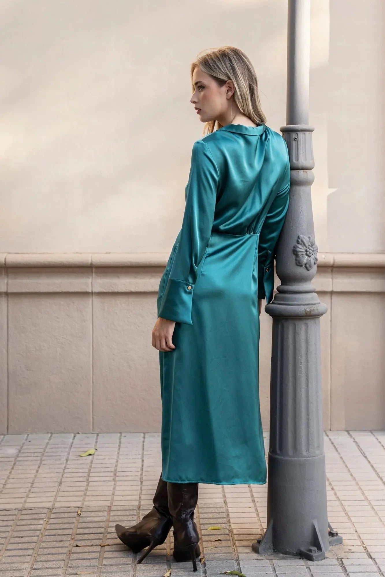 Robe midi croisée en satin teal à manches longues, col chemise et poignets boutonnés