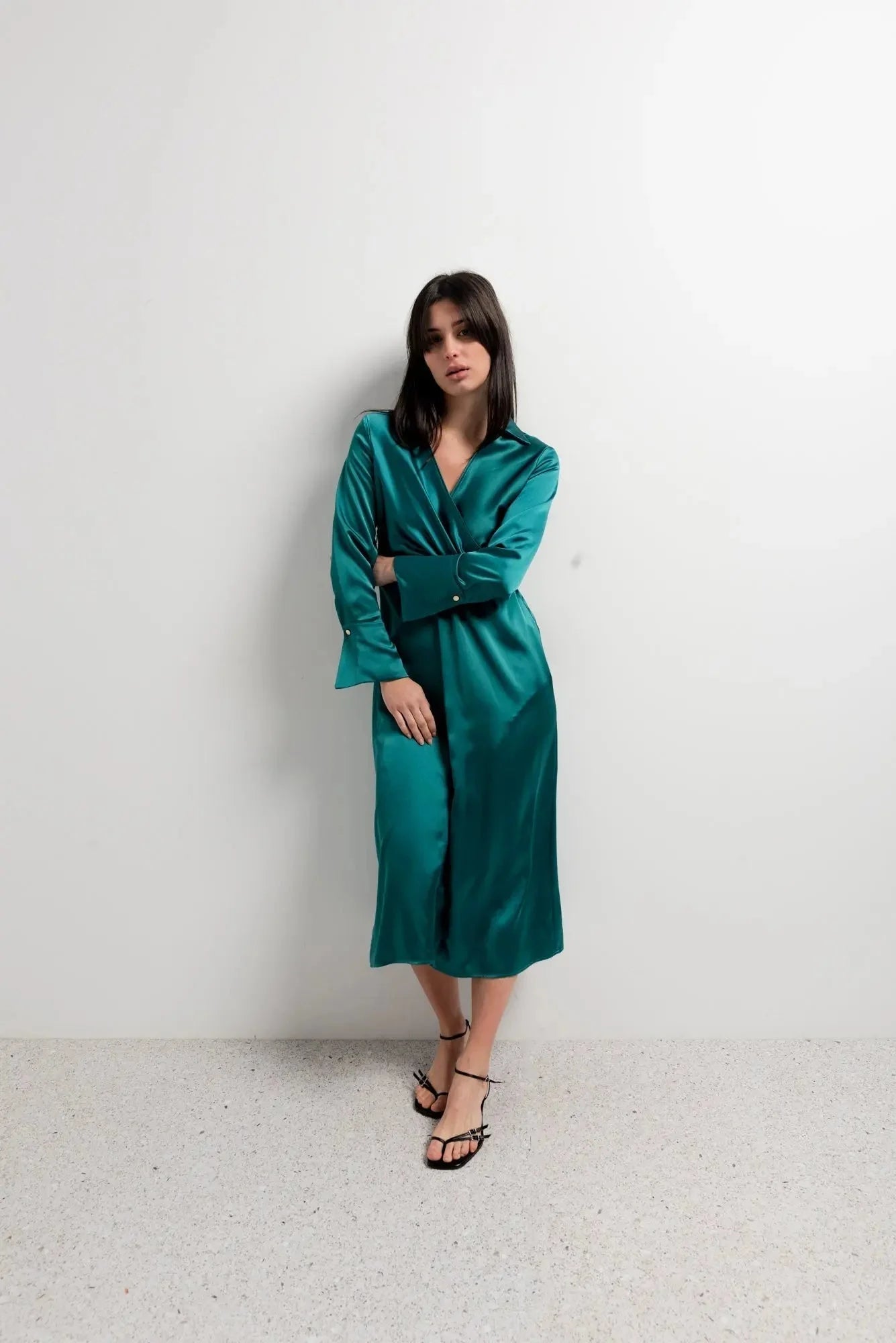 Robe midi croisée en satin teal avec manches longues et poignets larges