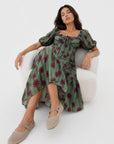 robe midi fleurie verte assise