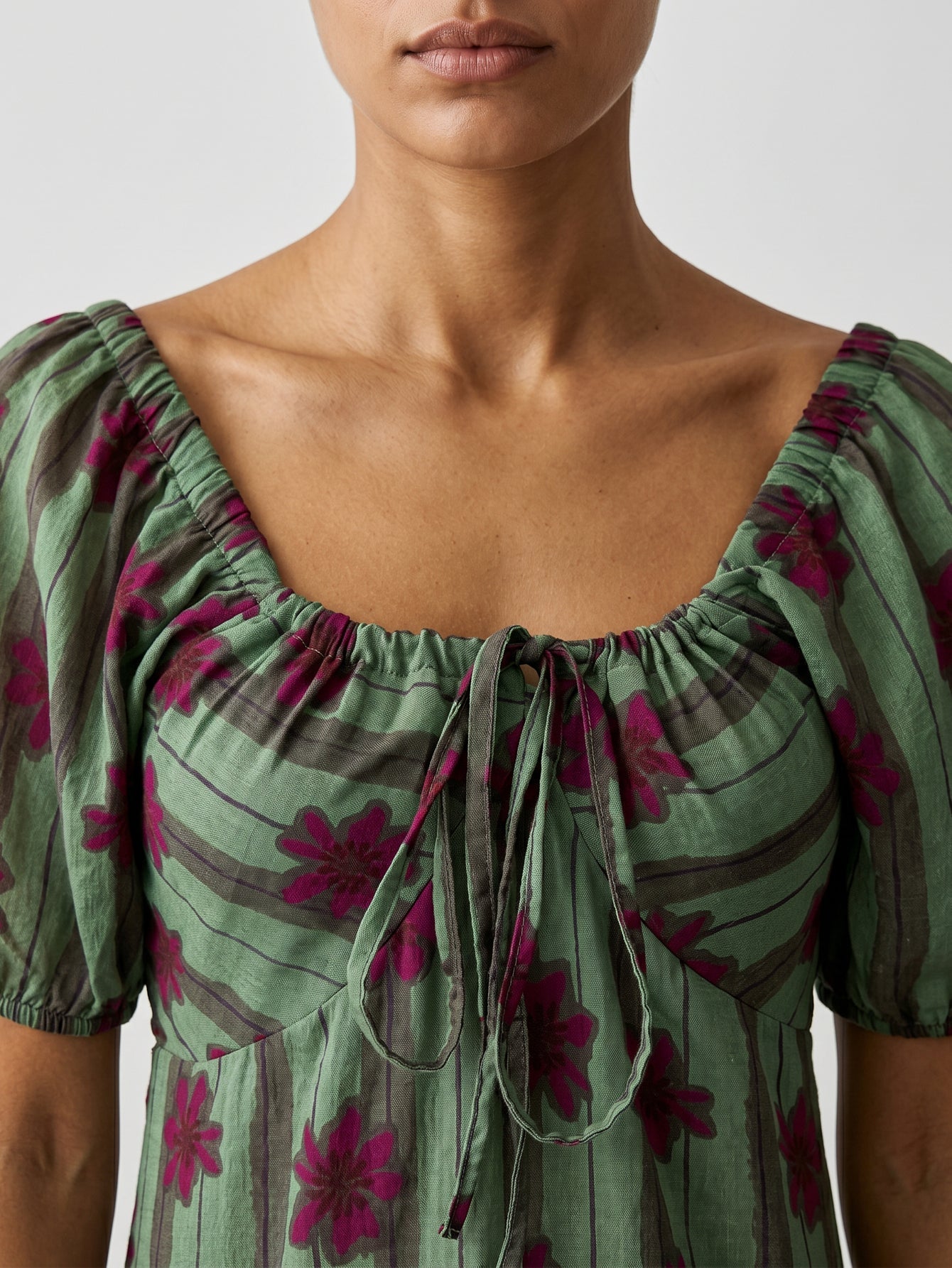 robe verte détail lien au décolleté
