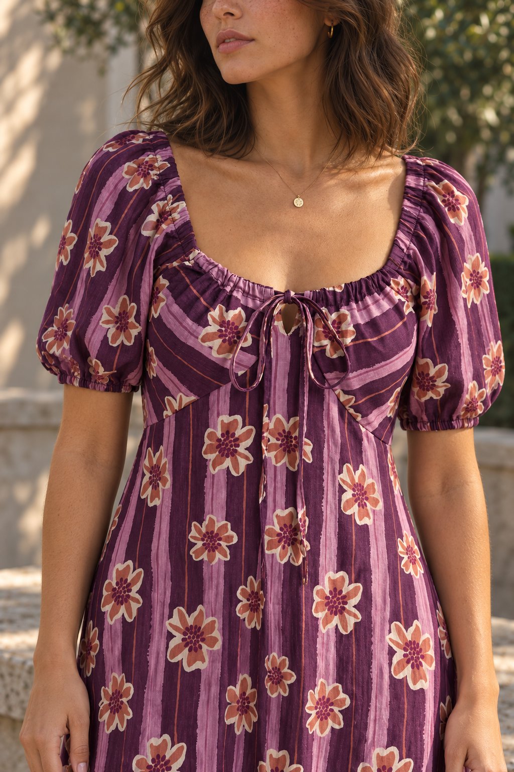 robe violette détail lien au décolleté