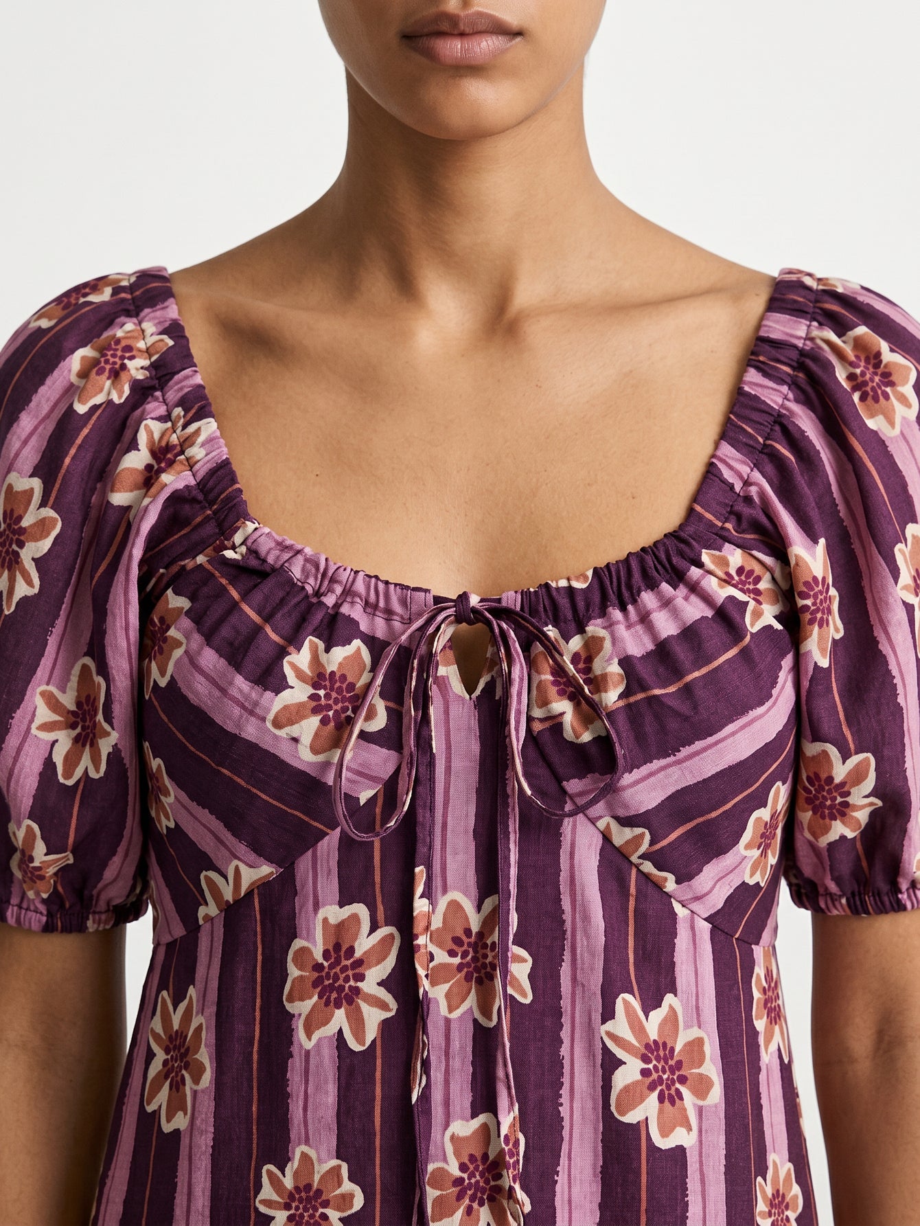 robe violette détail lien au décolleté