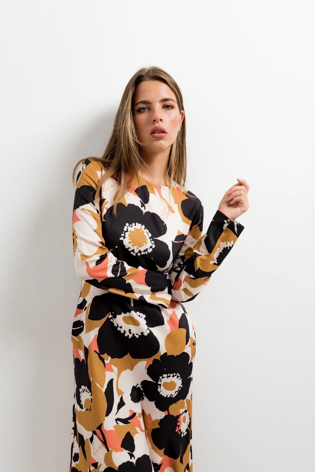 Robe midi imprimé floral à manches longues avec fleurs noires, oranges et blanches