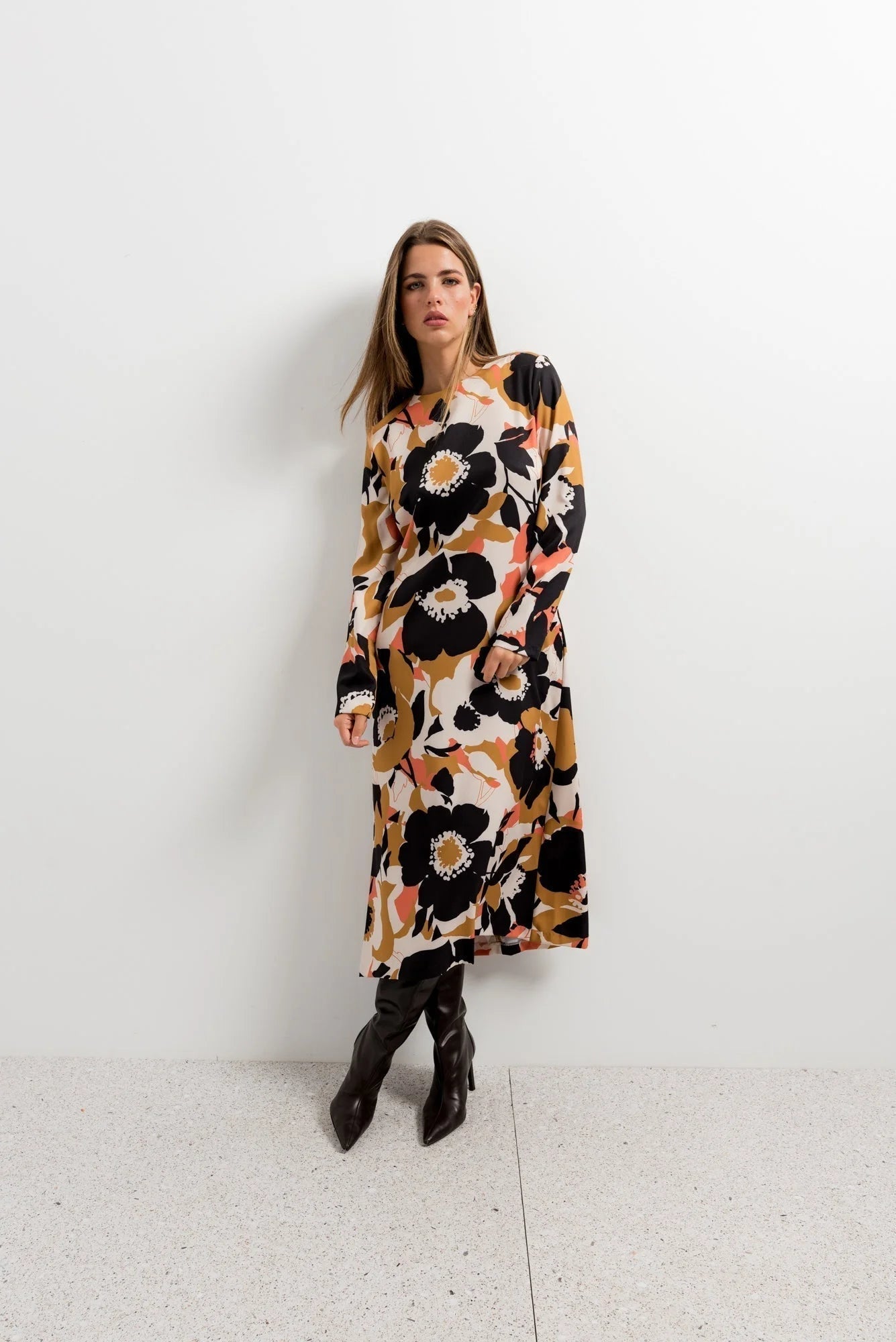 Robe midi imprimé floral à manches longues avec motif coloré et élégant