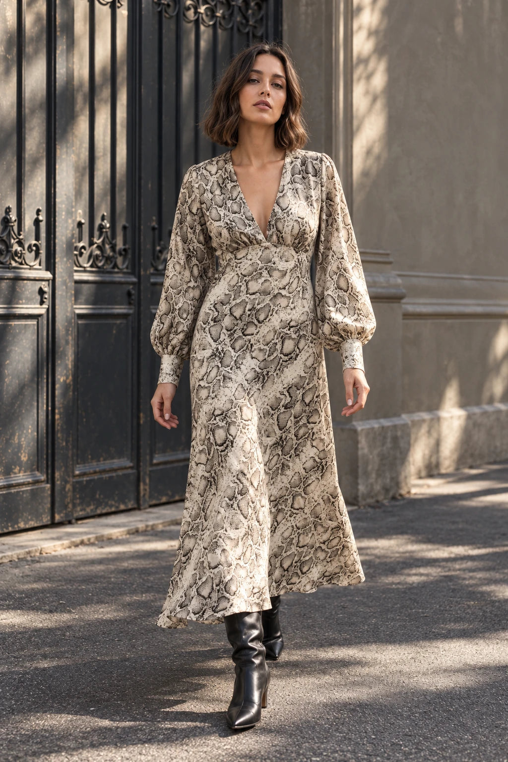 Femme portant une robe midi imprimé python à col cache-cœur, mettant en avant le motif reptile tendance, parfaite pour un look sauvage et sophistiqué. Idéale pour les amateurs de mode en quête d'une robe animal.
