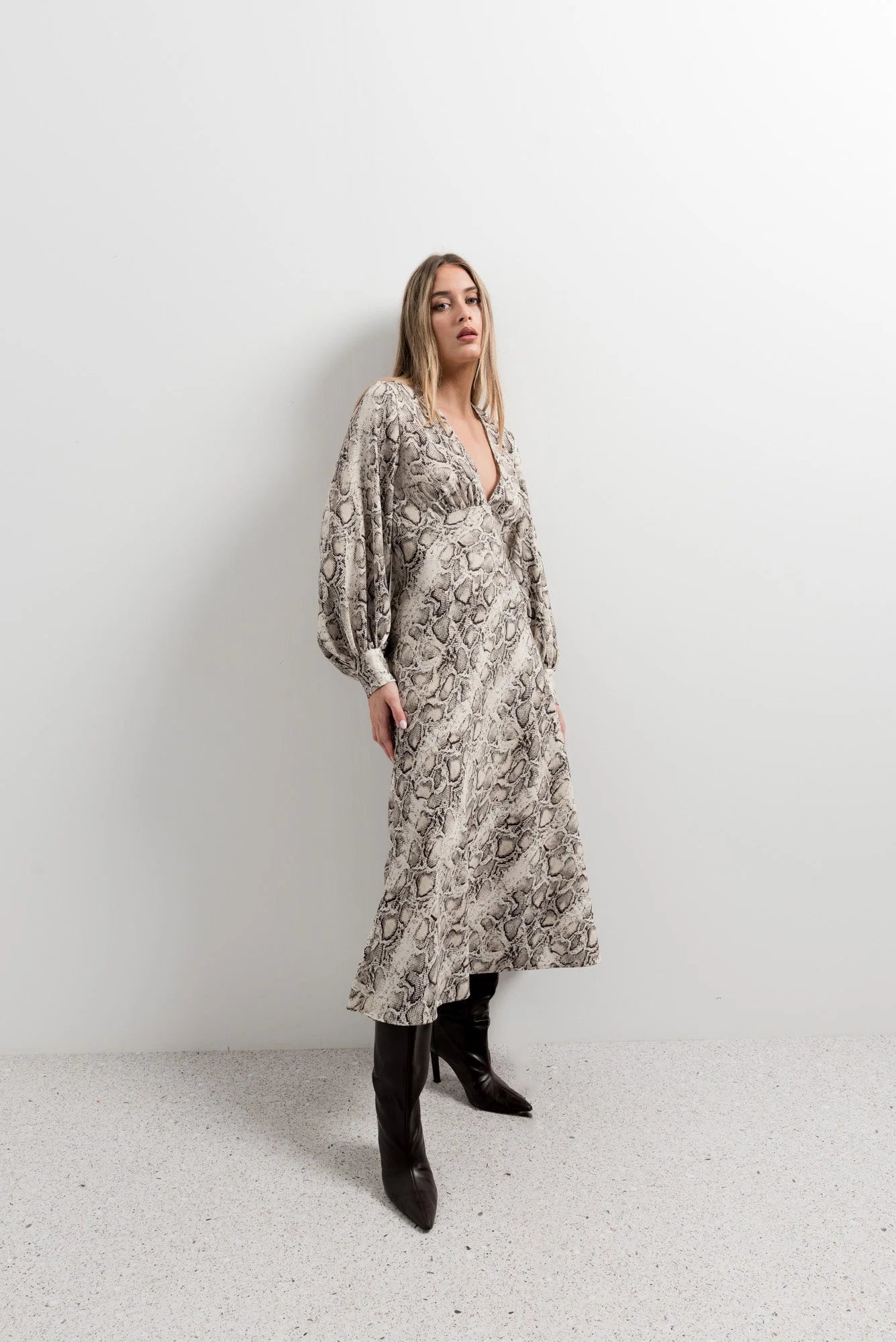 Robe midi imprimé python à col cache-cœur avec manches volumineuses et V neckline