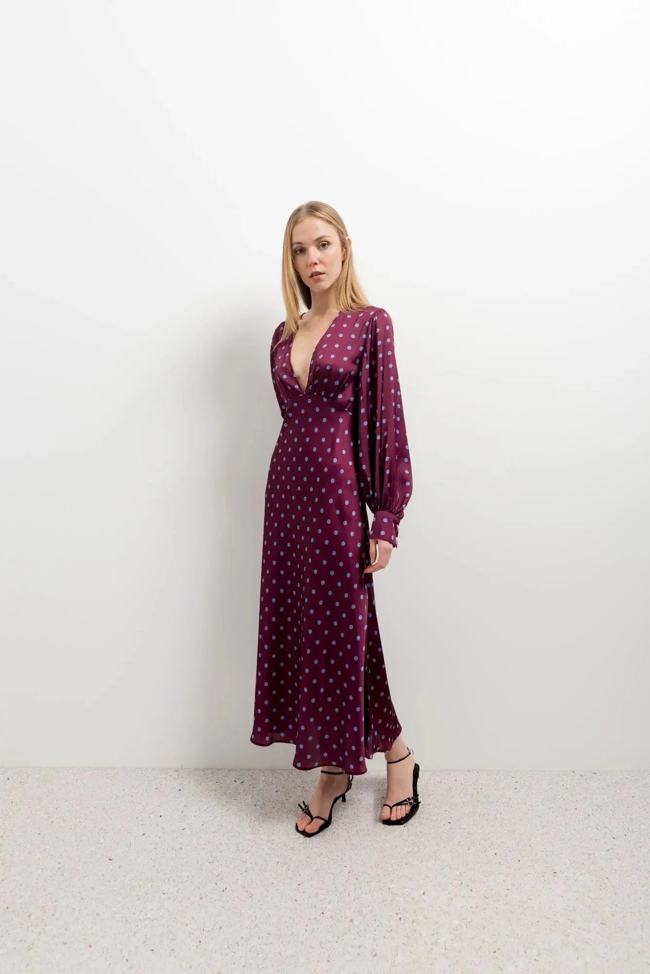 Robe midi imprimée à manches longues, V-neck, plumée avec pois blancs, élégance décontractée